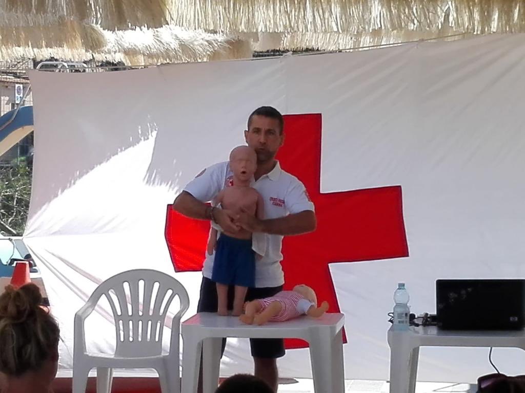 CRI_pescara's tweet photo. La formazione non va in vacanza....va, invece, verso i vacanzieri. Oggi, dimostrazione pubblica sulle manovre salvavita pediatriche presso lo stabilimento balneare Mare Blu di Pescara. #msp #formazione #mare #cripescara #crocerossa #unitaliacheaiuta https://t.co/d1wE9WzyXp