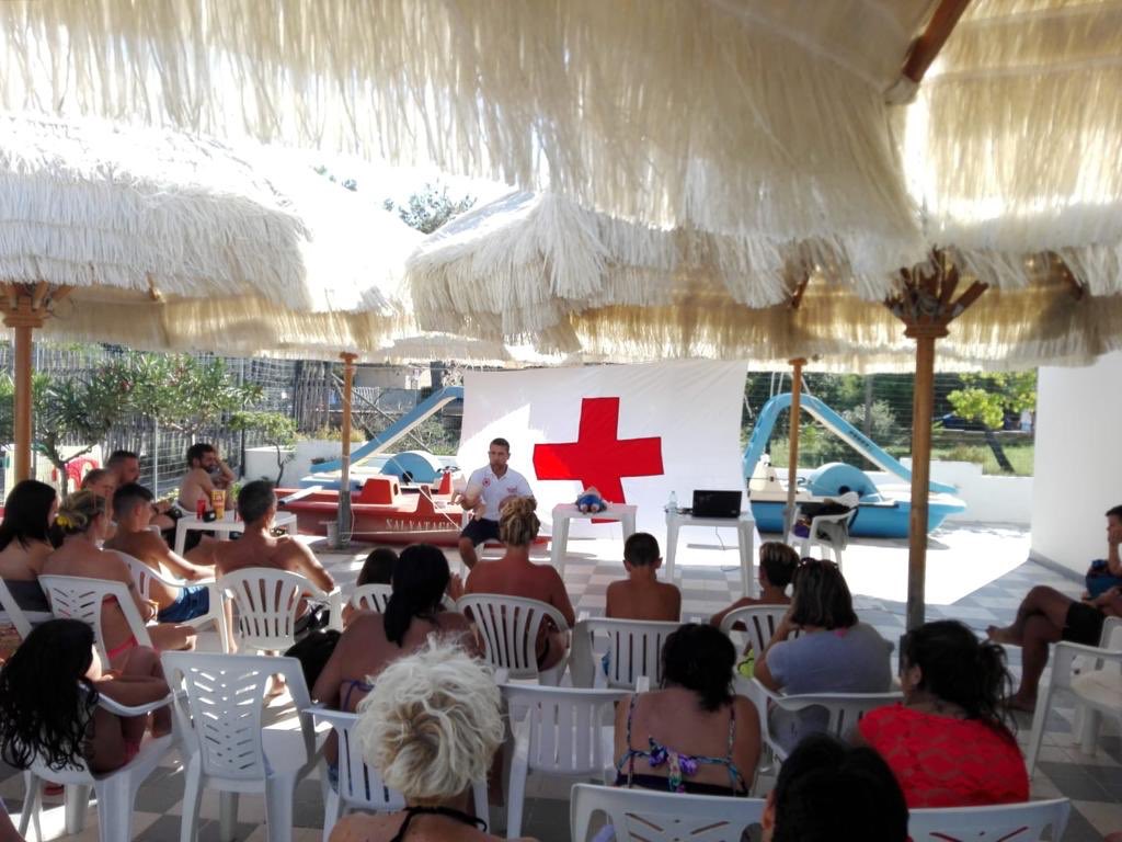 CRI_pescara's tweet photo. La formazione non va in vacanza....va, invece, verso i vacanzieri. Oggi, dimostrazione pubblica sulle manovre salvavita pediatriche presso lo stabilimento balneare Mare Blu di Pescara. #msp #formazione #mare #cripescara #crocerossa #unitaliacheaiuta https://t.co/d1wE9WzyXp