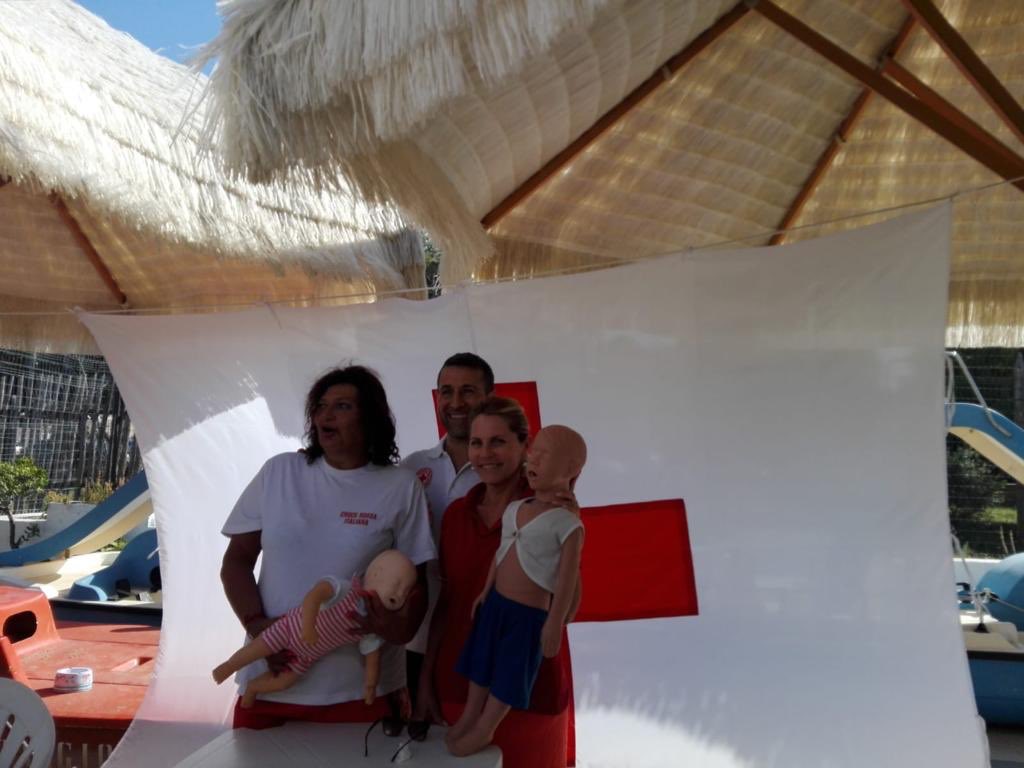 CRI_pescara's tweet photo. La formazione non va in vacanza....va, invece, verso i vacanzieri. Oggi, dimostrazione pubblica sulle manovre salvavita pediatriche presso lo stabilimento balneare Mare Blu di Pescara. #msp #formazione #mare #cripescara #crocerossa #unitaliacheaiuta https://t.co/d1wE9WzyXp