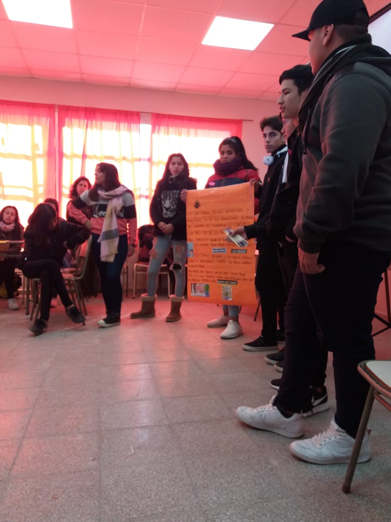 CpcRuta20's tweet photo. 📌 #Adicciones 👇
🚸se realizo el  primer encuentro de  capacitación sobre consumo  en  Ipet 129 "héroes de Malvinas", llevada a cabo por el programa El Sol a jóvenes de centros de estudiantes de Ipem 41 "Jorge Luis Borges", Ipet 129,  Ipem 171 Brigadier San Martín. https://t.co/FtFnRlZi2F