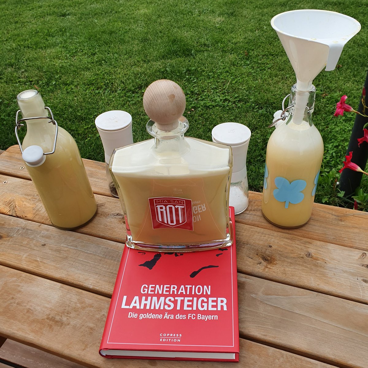 Sauze7's tweet photo. Einziger Weg es zu ertragen.
#eiersauze #dreierkette #sinddasdagladiolen #eierköppe #schaumschlaeger #botbottles #eigelbwirbraucheneigelb https://t.co/ByAkZ3K4FU