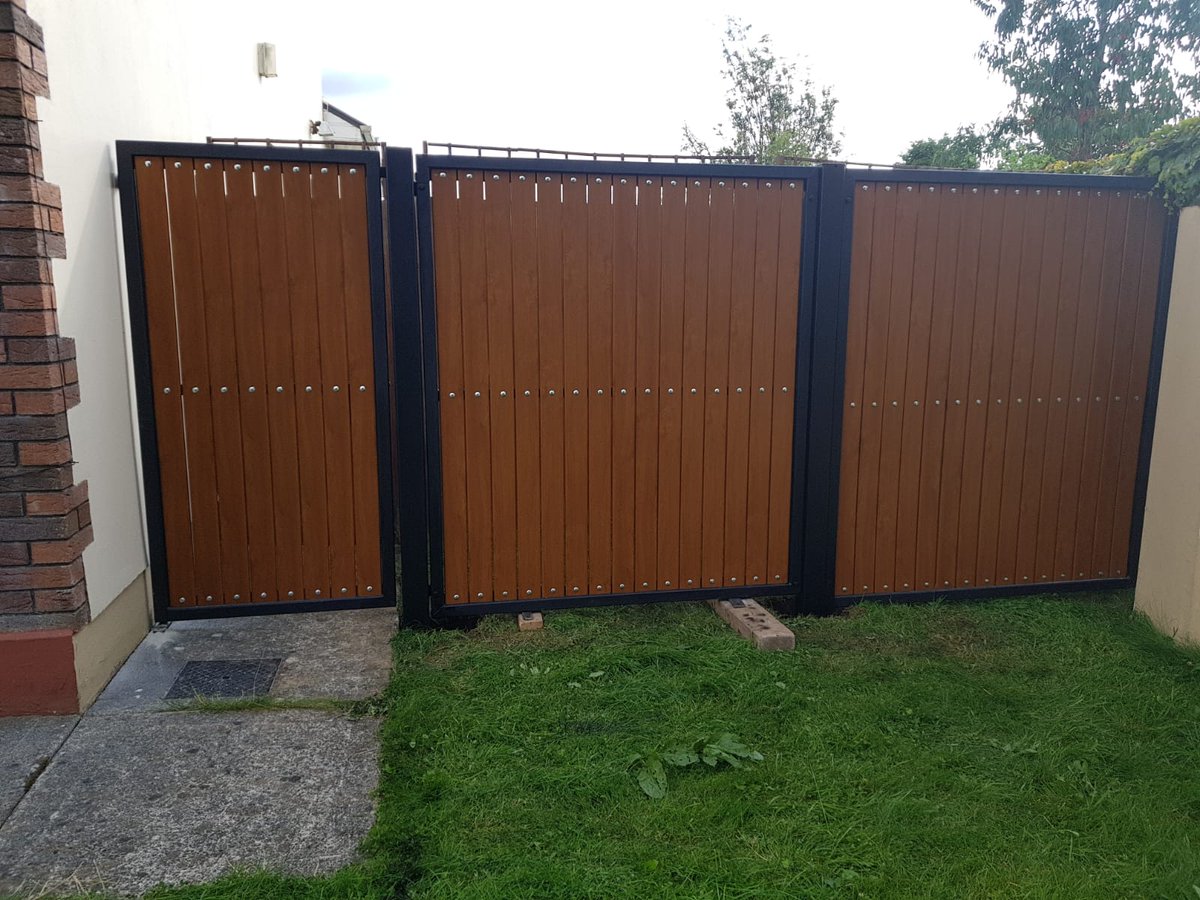 Bolgerfab's tweet photo. Just finished closing off the left and right hand sides of this house. Large set of gates with panel on left, single gate with two fixed panels on right. Once again the recycled board looks elegant in the black frame. https://t.co/qHBMPPzcEZ