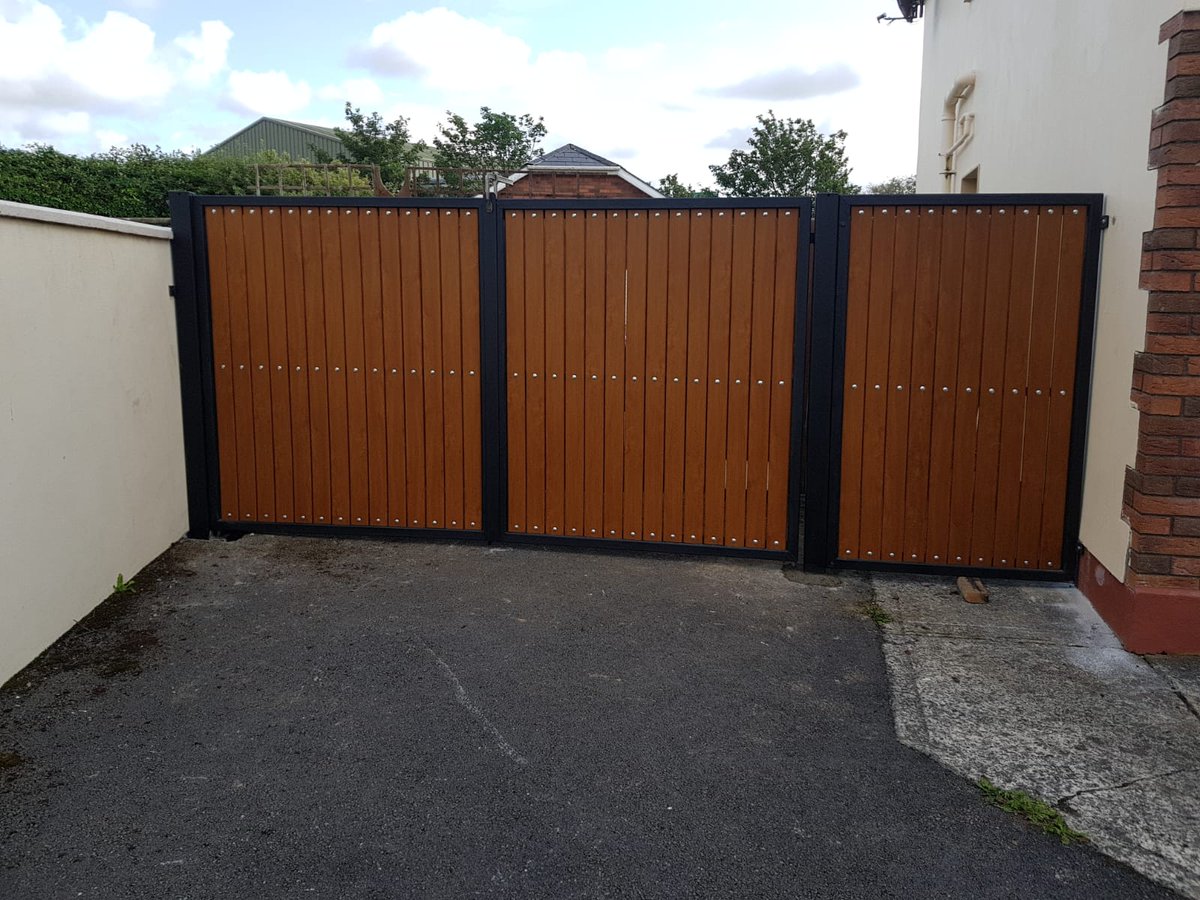 Bolgerfab's tweet photo. Just finished closing off the left and right hand sides of this house. Large set of gates with panel on left, single gate with two fixed panels on right. Once again the recycled board looks elegant in the black frame. https://t.co/qHBMPPzcEZ