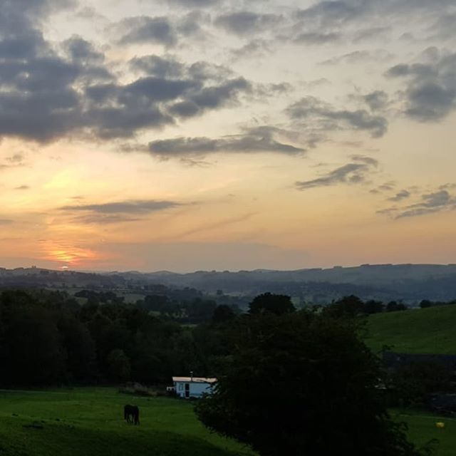 BlueBarrelCider's tweet photo. Had a beautiful time in #kniveton this weekend with fantastic friends from around the country. Just what the doctored ordered, feel shattered but incredibly happy. This was my view for the weekend...#sunsets #derbyshire #ciderdrinking #oldfriends #goodti⦠https://t.co/PohcoKctPC https://t.co/7uKgqbYYLV