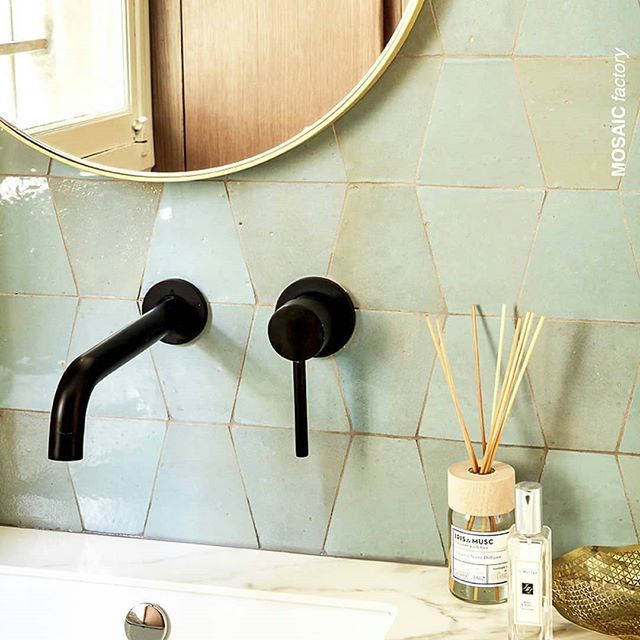 KitchAnn_Style's tweet image. A study in contrasts.
Zellige tile and matte black fixtures.
.
Tile by  @mosaic.factory designed by @atelier3a
.
.
#moroccantiles #handmadetiles
#materialmix #kitchannstyle
#bathroominspiration ift.tt/2MC875P