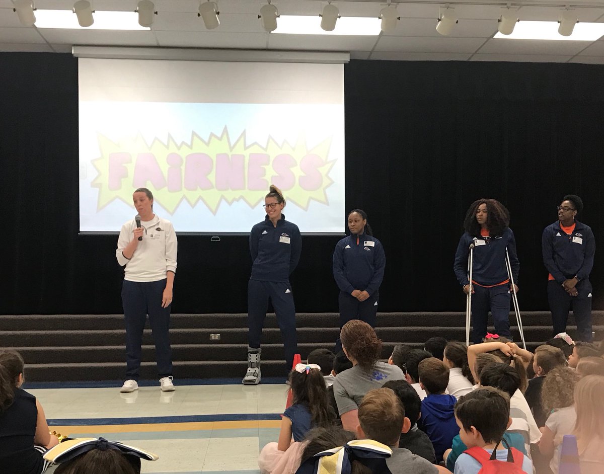 UTSAAthletics's tweet photo. We are honored and privileged to be able to give back to the San Antonio community. Read more about our 2018-19 community service projects at the link below.

#BirdsUp 🤙

🔗 https://t.co/GmsCDAI3py https://t.co/A3inPsqwHl