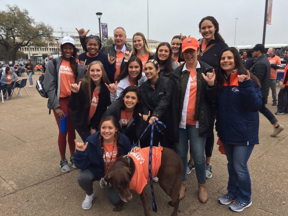 UTSAAthletics's tweet photo. We are honored and privileged to be able to give back to the San Antonio community. Read more about our 2018-19 community service projects at the link below.

#BirdsUp 🤙

🔗 https://t.co/GmsCDAI3py https://t.co/A3inPsqwHl