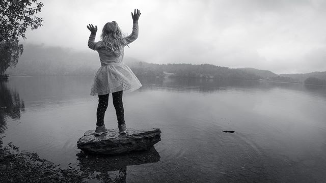 erikkrafft's tweet photo. Piken på stenen. #semsvannet #djiosmoaction #lightroommobile #fog #lake #visitnorway Modell: Pernille Kronen https://t.co/eyFYDdhgB8 https://t.co/QCM49b9pE0