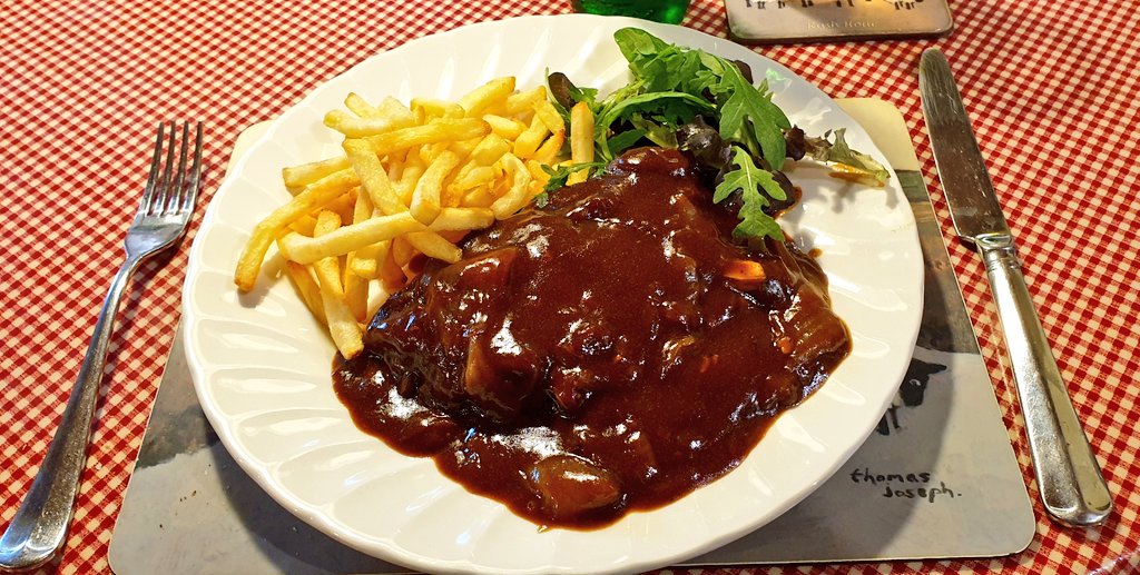 ChasSutcliffe's tweet photo. And here we  have a slice of  @MeridianMeats braising steak cooked in gravy #HairyBikerStyle with chips. #Longhornbeef #properfood #farmtotable 👍🍽🍺🍽😀 https://t.co/2uIICluGJ9