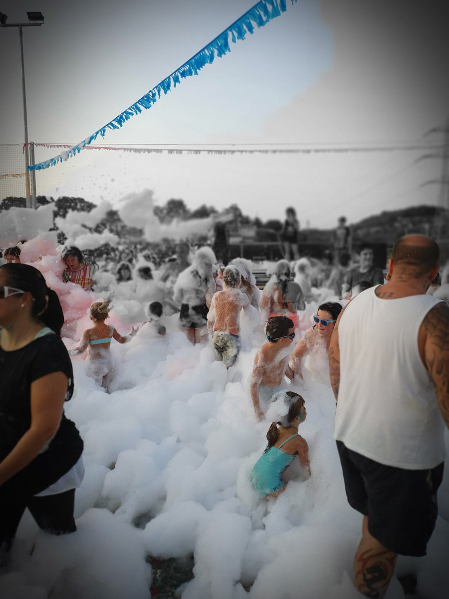 RenataBedos's tweet photo. Polvos y espuma...venga! @aavv_mastrader #mastrader #festesmastrader2019 #holy #festadelespuma #partytime https://t.co/OnyfVGu2IH