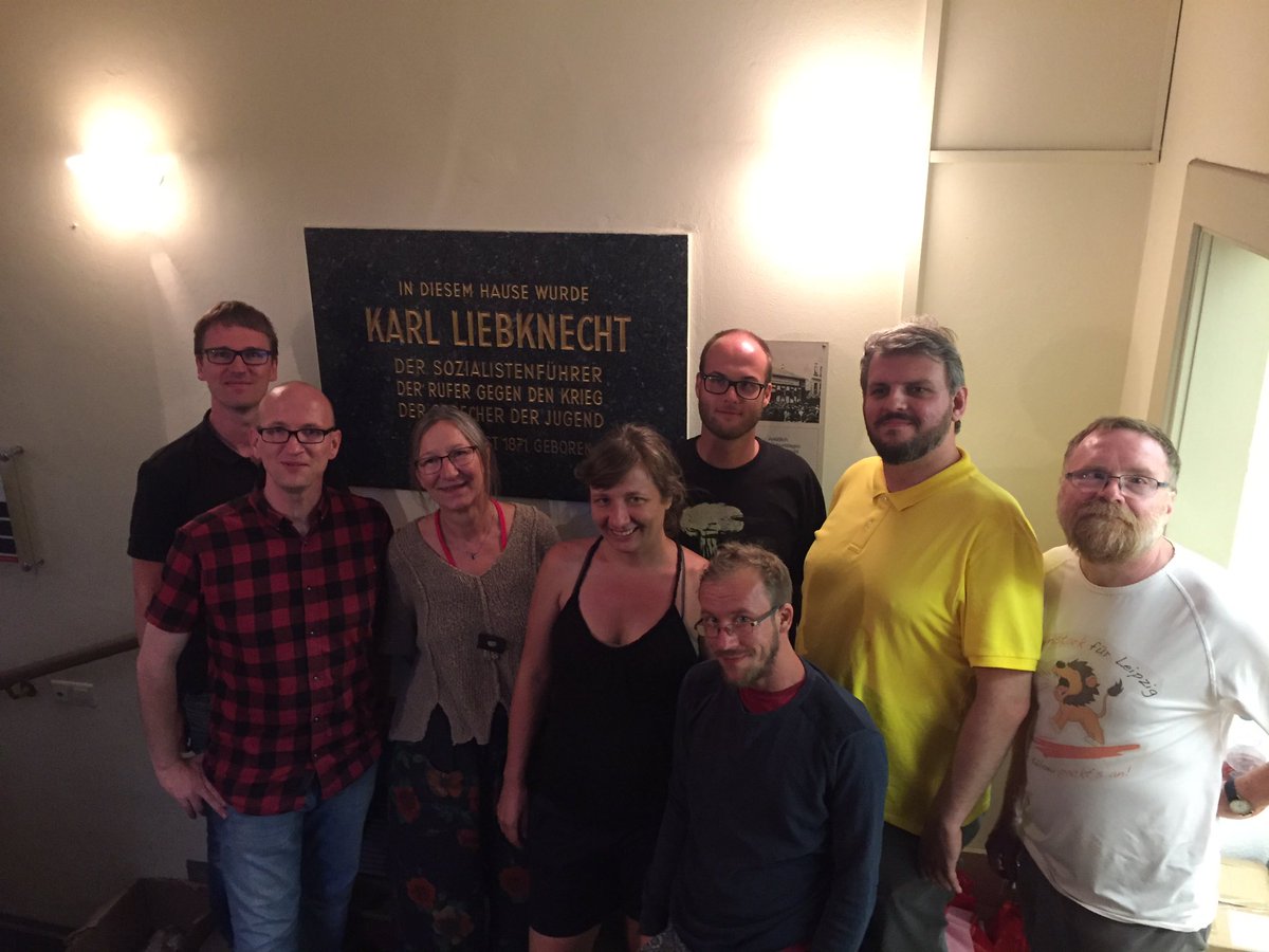 Bedam99's tweet photo. Wir begrüßen im #Liebknecht-Haus die @DIELINKEHESSEN-GenossInnen, die uns so grandios im #SLTW19-Wahlkampf unterstützen. Danke, danke, danke!
https://t.co/BwyvHPDEED
#LeipzigWirdRot #paradiesischSozial #Leipzig https://t.co/aOg6MdF8Gd