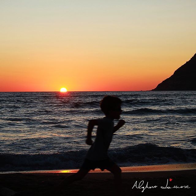 algherodamare's tweet photo. Pronti per lo spettacolo?
Cosa: Tramonto
Dove: sul Mare
Quando: oggi ore 20.37
*Ingresso libero
#algherodamare #alghero #dillechelami #sardegna #portamialmare #tramonti #tramonti_italiani #tramontisulmare #lifeisbetteronthebeach > https://t.co/VdCBGfQ4Ax https://t.co/WfKSYo3Lzs