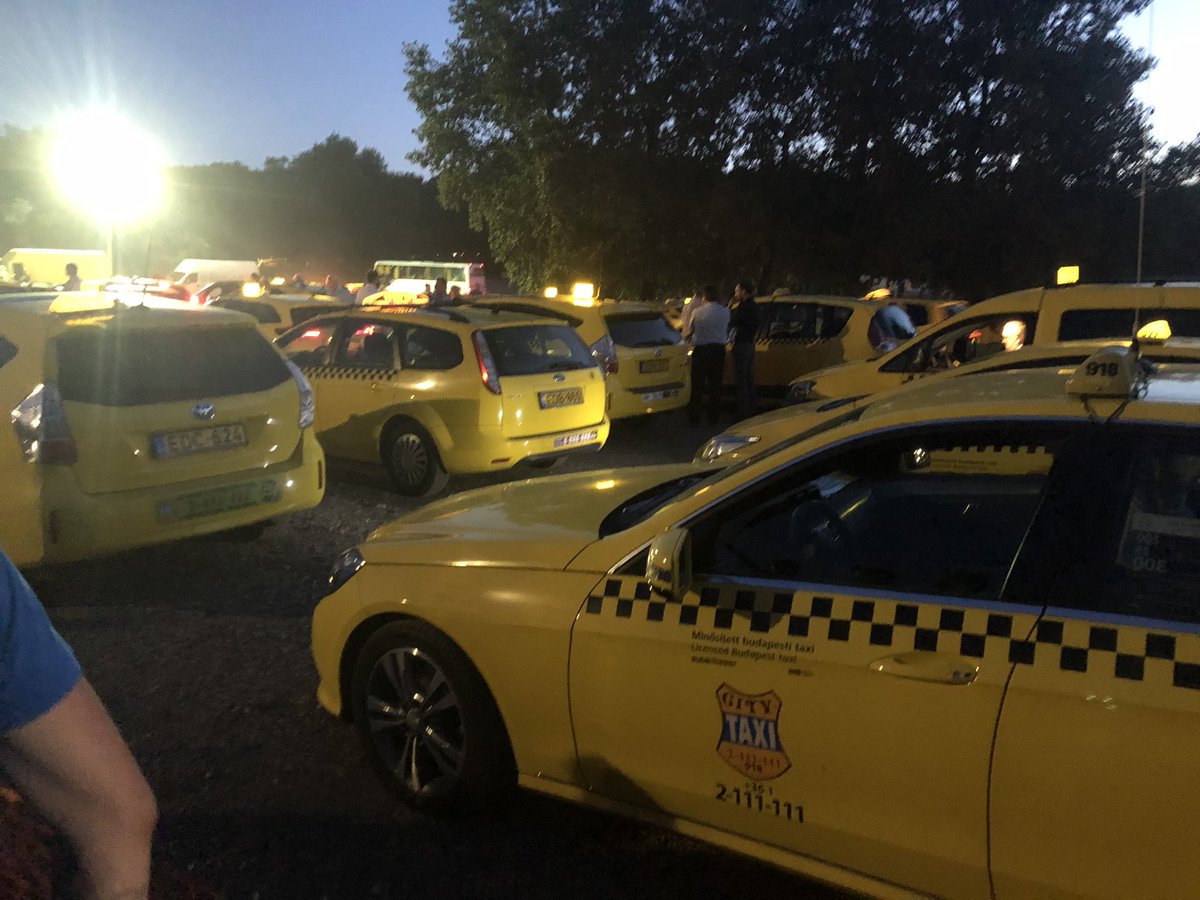 BeardyBeerBoy1's tweet photo. @HungaroringF1  - how can so many people wanting to get into a taxi not manage to get into all the taxis wanting to take people away #f1 #HungarianGP #stupidity #queue https://t.co/v0obwlH5LB