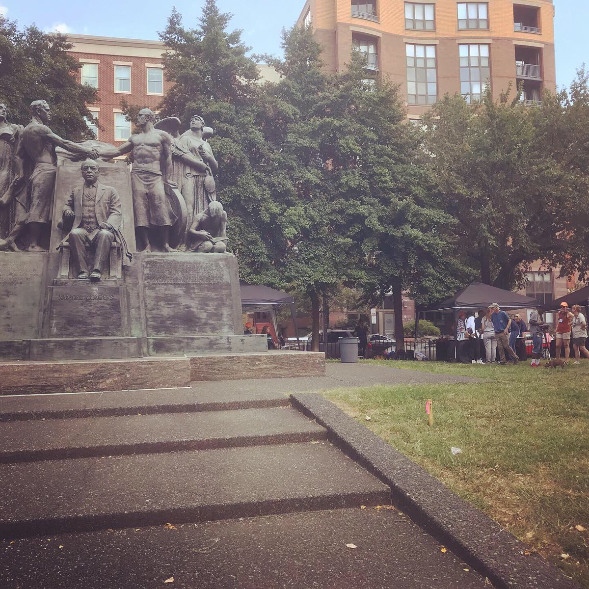 LindsayKendric3's tweet photo. The Street Dog Coalition and @AVMAvets brought a clinic for homeless pet owners to DC. Homeless pets received vax, food, hw testing &amp; prevention, flea prevention &amp; more! Their owners received a hygiene kit w things like toothpaste &amp; deodorant as well as Subway gift cards .... https://t.co/qt8zemyzZ8
