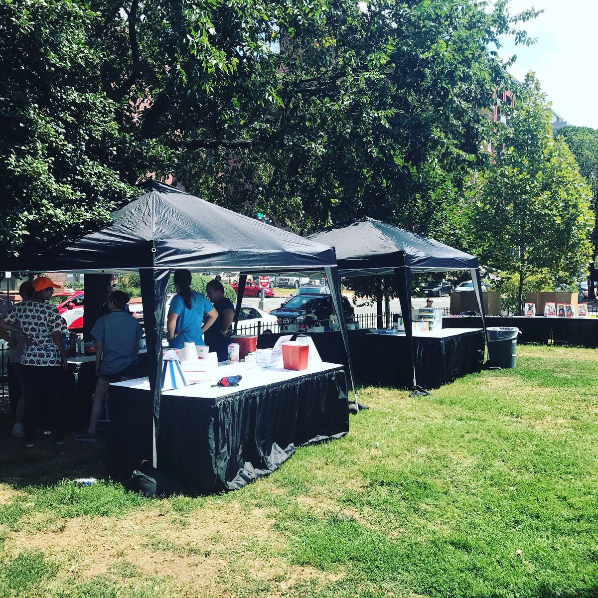 LindsayKendric3's tweet photo. The Street Dog Coalition and @AVMAvets brought a clinic for homeless pet owners to DC. Homeless pets received vax, food, hw testing &amp; prevention, flea prevention &amp; more! Their owners received a hygiene kit w things like toothpaste &amp; deodorant as well as Subway gift cards .... https://t.co/qt8zemyzZ8