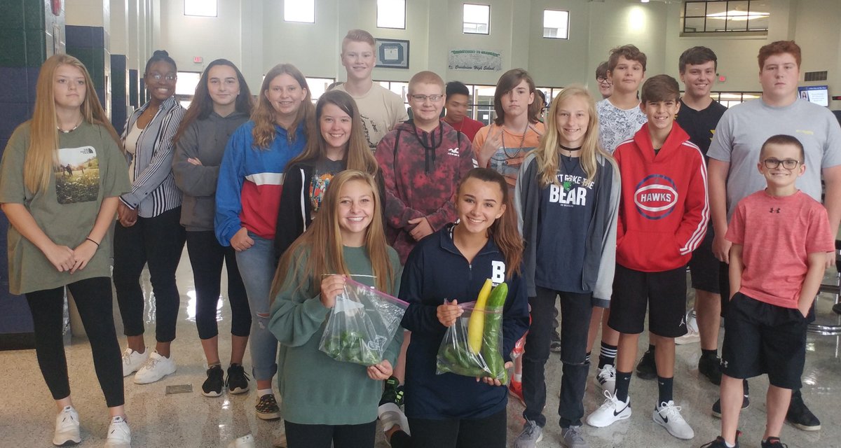 CreekviewHSCafe's tweet photo. Our Ag Class/FFA group are already delivering fresh produce from their school gardens!  Look out for some "Grizzly" Fresh Produce on our lunch line Monday! #feedthebears #farm2school https://t.co/UQvee48rdO