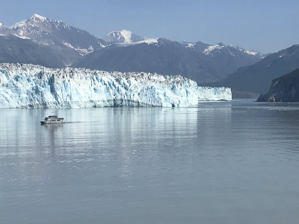 noe_ty's tweet photo. Hubbard glacier near Juneau. For scaling, the boat in second pic is a 3 level viewing boat and most mass is below water. https://t.co/Do5oRRx7B7