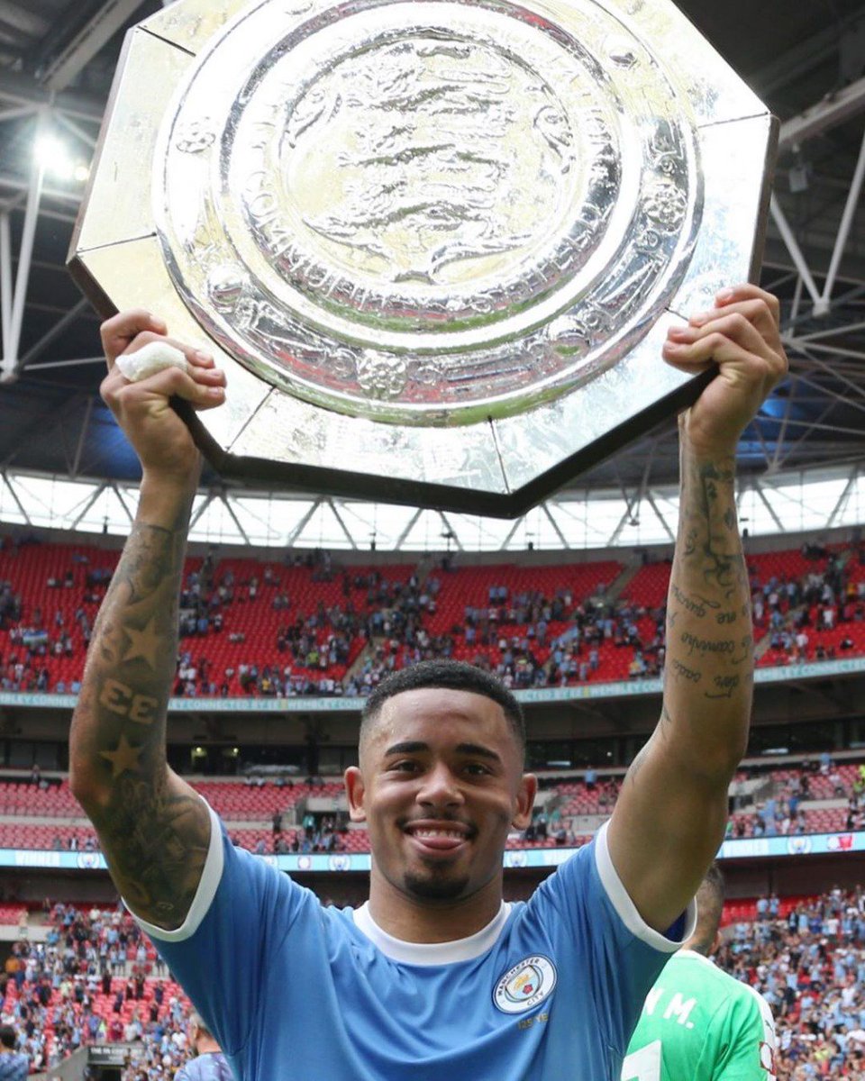 gabrieljesus9's tweet photo. Winners 🏆🙌🏽🤙🏽 #alômãe 
#gratidão 
#doperi 
#mancity https://t.co/CAntBuBaP2