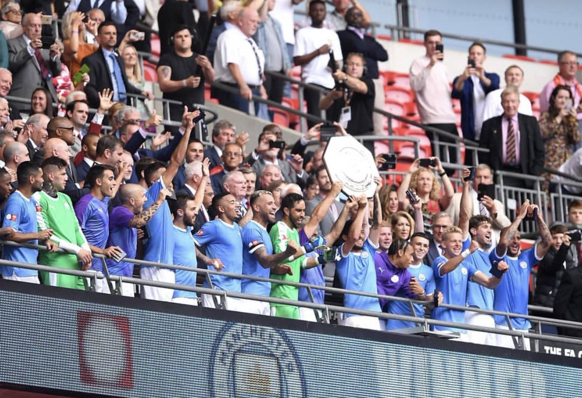 KevinDeBruyne's tweet photo. One down! 🏆 https://t.co/rEqJvukpu7