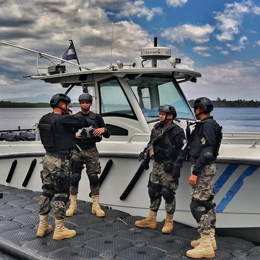 Personal de la Fuerza Naval, ubicó  a presuntos pandilleros, que se dedicaban a asaltar a pescadores, a 7 millas náuticas al sur de Garita Palmera, quienes fueron puestos a orden de las autoridades competentes.