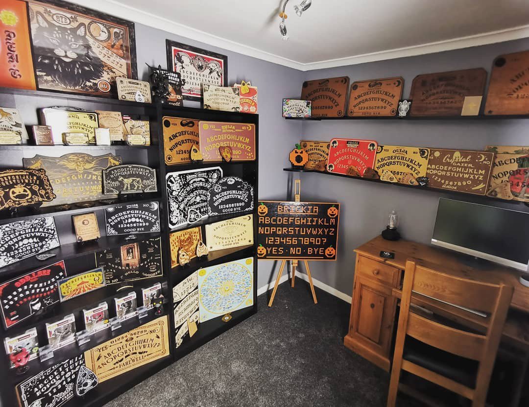emptyfacesinc's tweet photo. Check out this ouija board collection! I think I'd be scared of the bad juju from previously used boards 😳

#Repost: @ouijatorium https://t.co/jqeMCUXk7U