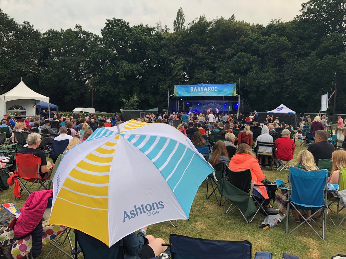Francesca_AKCJ's tweet photo. Really enjoyable evening ⁦⁦@TheBannaroo⁩, making good use of my Ashtons Legal umbrella! https://t.co/KK0hve5shI