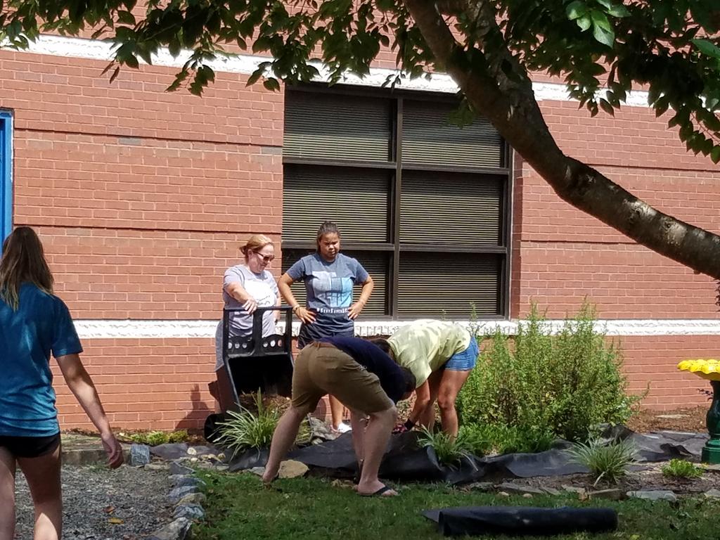 Tcagle14's tweet photo. Things are looking good at Smith Station Beautification Day https://t.co/baT9nwDUTl
