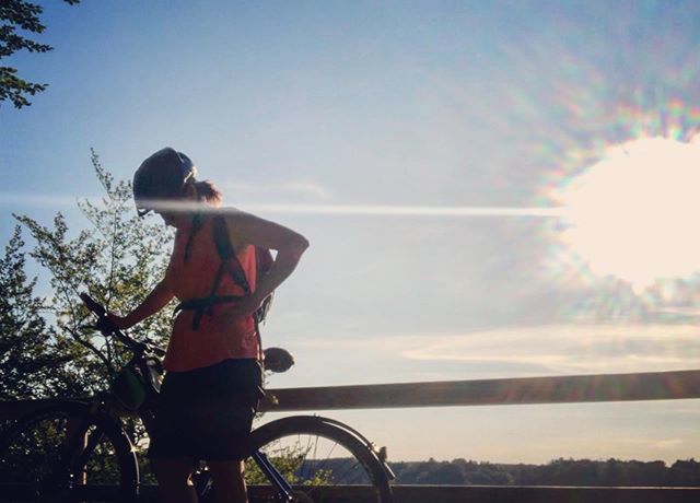 Schweinshaxn's tweet photo. Wochenendausklang am Isarhochufer #cycling #isar #munich #münchen #bavaria #bayern #bayern1 #bayern1sommer #sommer #sonne #radl #bike #radlliebe #natur_bayern #nature #mondaymotivation https://t.co/oHNjtGeQkw https://t.co/egfTBz5xRF