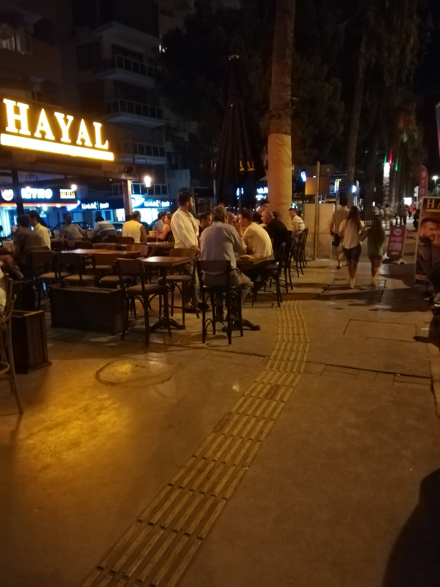 LeonWalras1834's tweet photo. Karşıyaka cemal Gürsel caddesi her gece bu şekilde. Mekanların masaları sürekli kaldırımda. Kaldırımın gerçek sahibi bu mekanlar değil. Ecrimisillerin halkın refahından çok daha önemli olmadığını düşünüyorum. Bir an önce bu sorunun çözüme kavuşturulmasını diliyorum. @izmirhim https://t.co/RD95gpGzFs