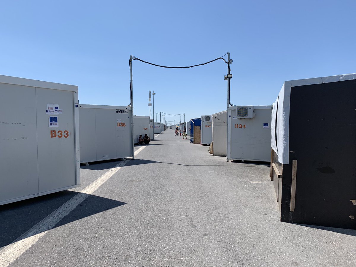 rogertorrent's tweet photo. 1.500 persones viuen en barracons i tendes bloquejats al camp de refugiats de Nea Kabala, un antic aeroport militar al costat de la frontera amb Macedònia. Des de l’ONG catalana @OCC_Project els acompanyen i els ajuden en tot el que poden. Gràcies per la feina! https://t.co/L108umfBFF