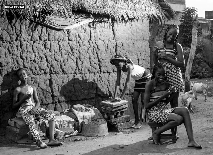 Dans la cour de la maison,elles entretiennent la vie sans exiger un prix. @MKoudousse @irawotalents @PhotographiePro @AwanabiI92 @EmmanuelGanse #photography #blackandwhitephotography #Beninart #Village #REALITY #girl #canon #canonphotography @mevowanouchanc1 @eshter0 @RecordPh