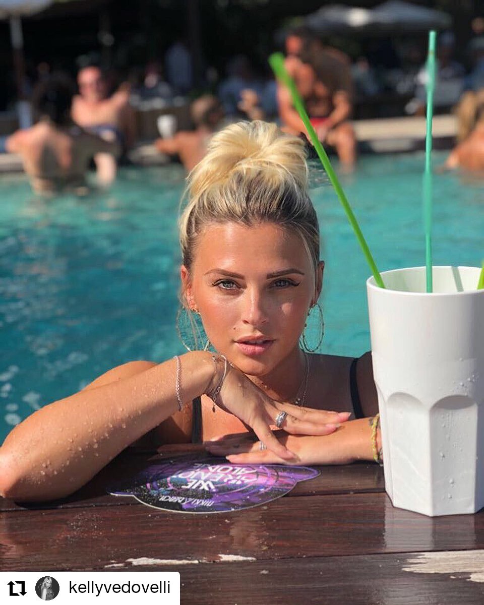Kelly_Team_'s tweet photo. #Repost @kellyvedovelli
• • • • • •
Sunday Chill 🐬
Je pense à vous ... et vous à moi ? ☺️💕#nomito https://t.co/YGXvPPhKSZ