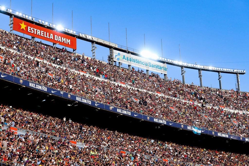 FCBarcelona's tweet photo. 👥 98,812 people in the Camp Nou ... the biggest crowd EVER for the Gamper!
🙌 Barça fans ... You're great!
🔵🔴 #GamperFest 🏆 https://t.co/rJ1DJLJjct