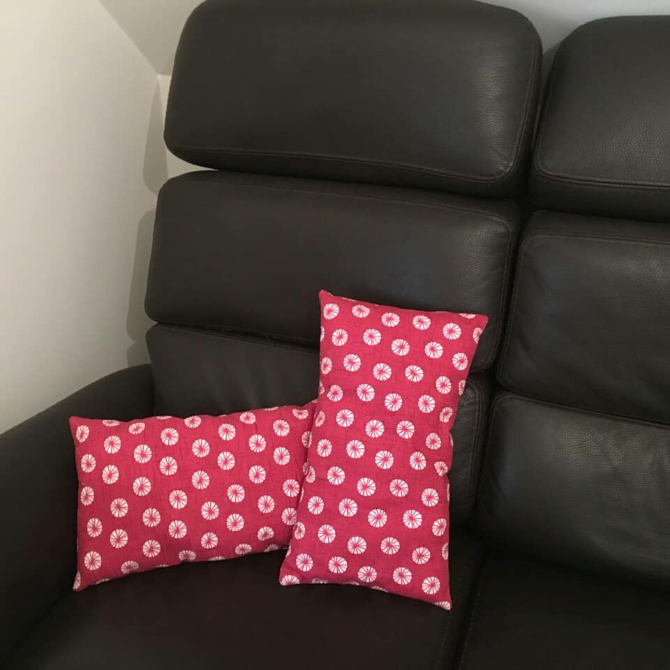ElleCoutur's tweet photo. Voilà deux #coussins pour garnir un #canapé 😊 Voilà une #deco #cosy 😉
.
#Sewing #faitmain #tissus #tissu  #diy #couture #cousumain #handmade #madeinfrance #creations #creationartisanale #instacouture #instacrea #instasew #plaisirdecreer #photography #jecoudsdoncjesuis #lozere https://t.co/kLlz0g86TK