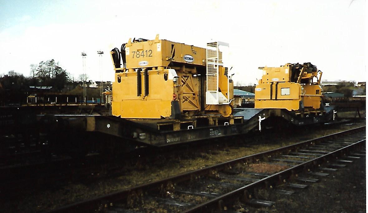 SalopianLyne's tweet photo. #BRTrackMachines No.51 : British Rail Donelli Single Line Track Relayers 78412 & 78413 on British Railways TOPS code ZXVs 25 Ton Lowmac EP DB904510 and Ex LMS 25 Ton Lowmac DM700709. Perth Engineers Yard 11/12/93 #BritishRail #Perth #trainspotting @ontrackplant #Lowmac #Wagons 🤓 https://t.co/TS6JnUouvj