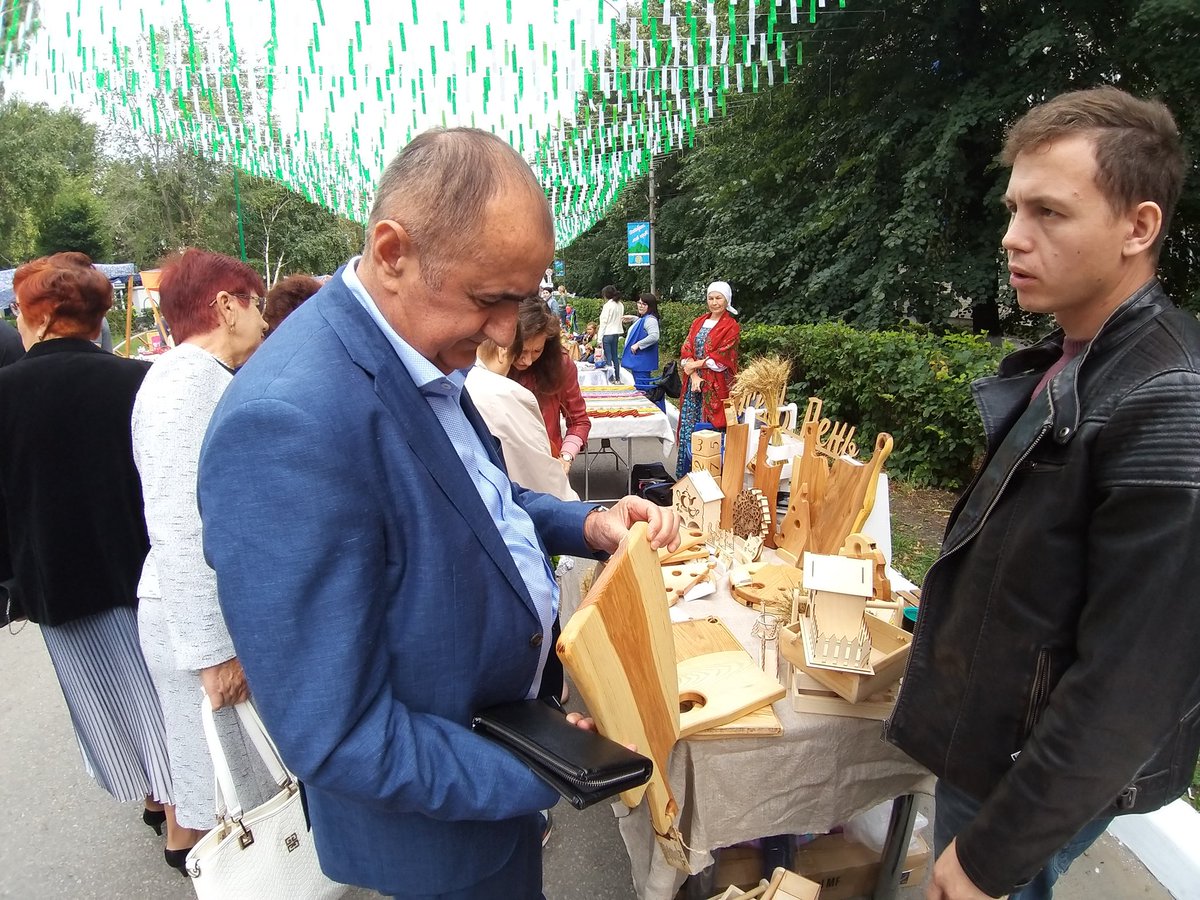 AmroyanRS's tweet photo. Октябрьск отметил 63-ю годовщину со дня основания! С большой радостью принял участие в празд. мероприятиях. По традиции поздравил семьи, где родился ��ервенец и двойня. С удовольствием посетил фестиваль "Батрацкая ярмарка". Процветай и развивайся, дорогой Октябрьск! https://t.co/VBaNFyOuPd