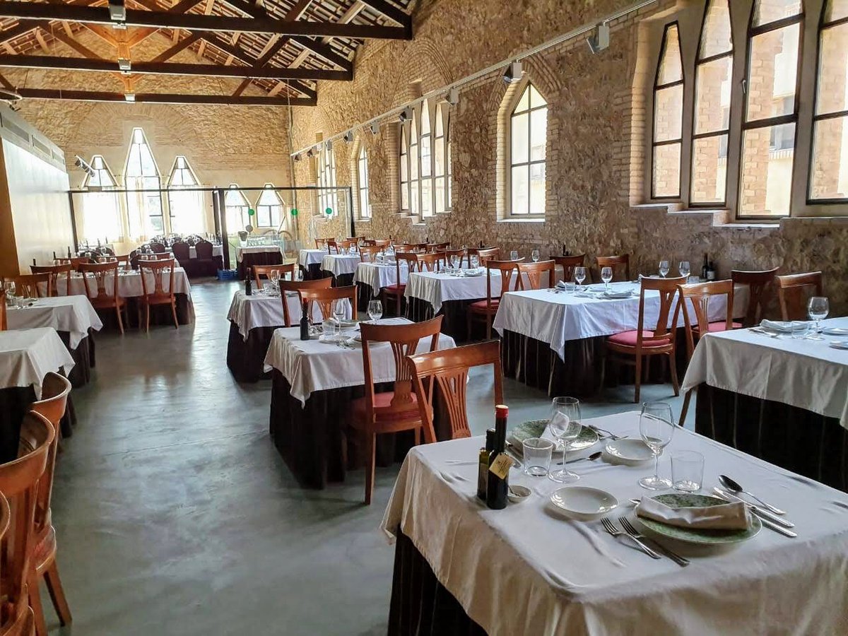 🙄 Alguna vegada has imaginat menjar a una catedral?
Disfruta de la nostra cuina d’autor amb productes de temporada i del territori!

⏰ Estem oberts de dimarts a diumenge de 13h a 16h.