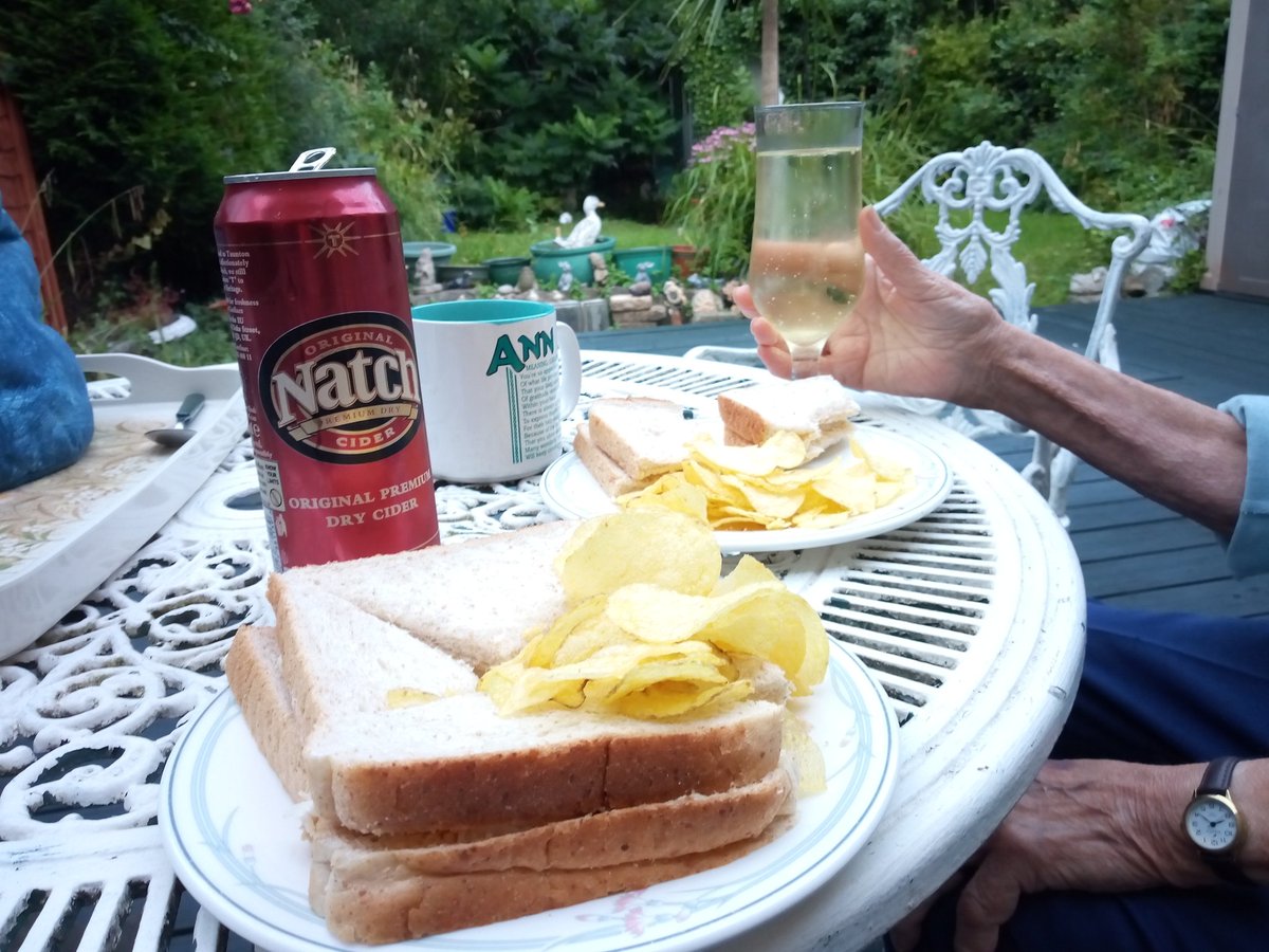 samyulepeeps's tweet image. #alfresco tea with the queen 🍻
#pearcider
#natch