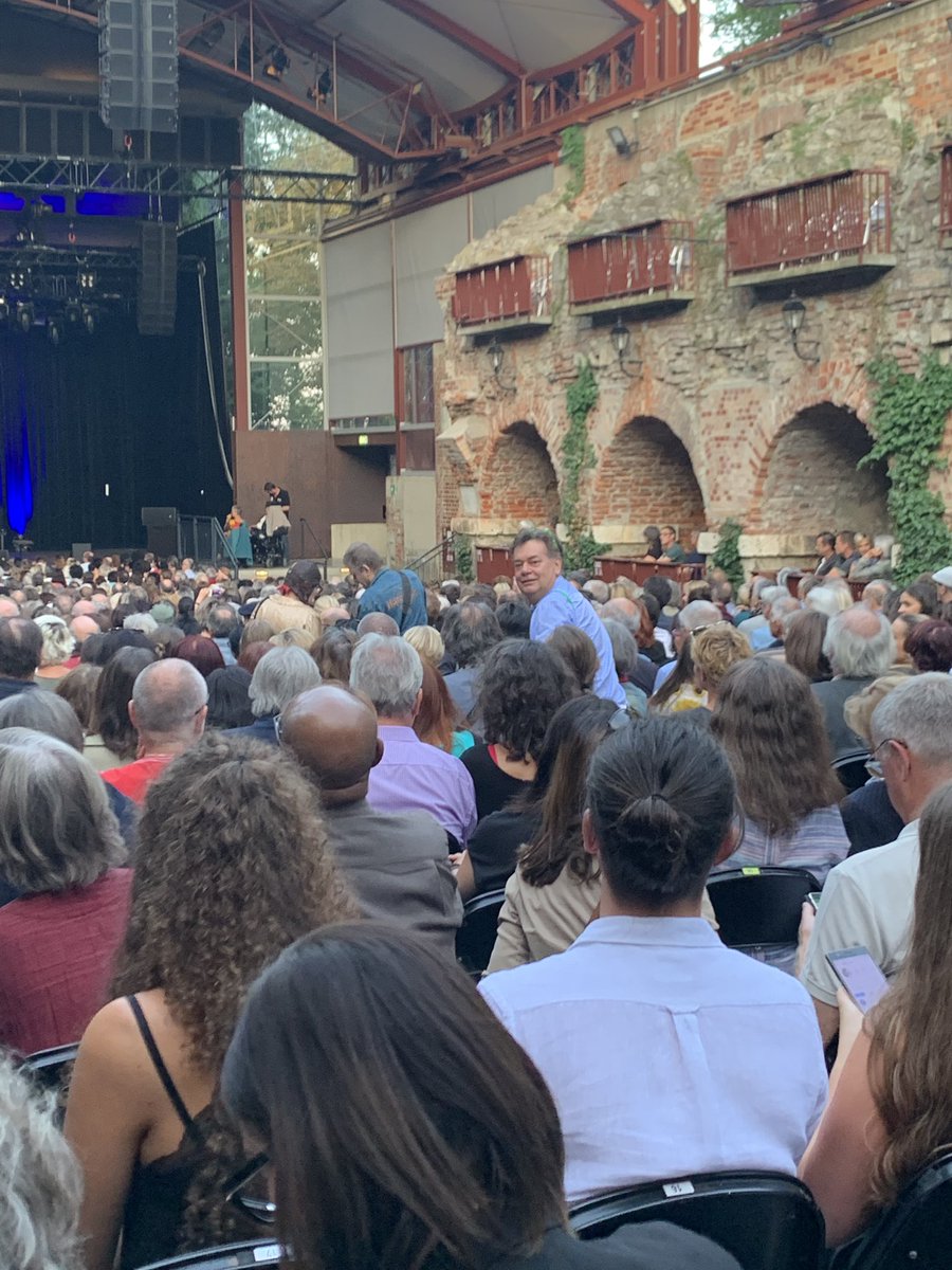 #konstantinwecker bei uns in #Graz am Schlossberg. ... Lasst uns den Hass mit unserer Zärtlichkeit besiegen. ...