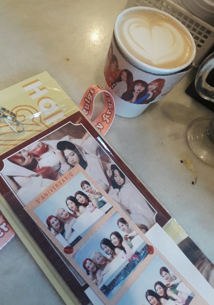 wayvikkk's tweet photo. El mejor café de la vida, celebrando el aniversario de @RVsmtown con @ReVeluvArg 🥰💕
#5YearsWithRedVelvet
#RedVelvet_5th_Anniversary
#CauseItsYouRV ♡ https://t.co/SIpn9auH32