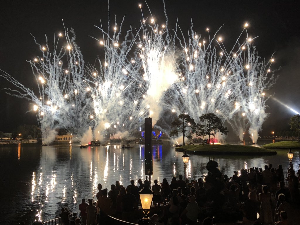 TheMouseAndMore's tweet photo. @WDWMinnieBar I guess you could say itβs...#ShuttingDownTheParks Sunday!!!! (It was sitting right there). #illuminationsFarewell #Farewellilluminations #epcot #IPcot #WorldShowcase https://t.co/Zel8N0YVCr