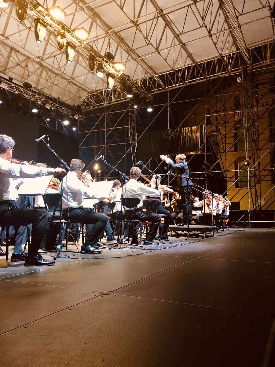 PortoAnticoGe's tweet image. È iniziato il Concerto di Mezza Estate dell’Orchestra del Teatro Carlo Felice diretta da George Jackson. 🎻
-
#EstateSpettacolo19
#PortoAnticoDiGenova
#GenovaMoreThanThis