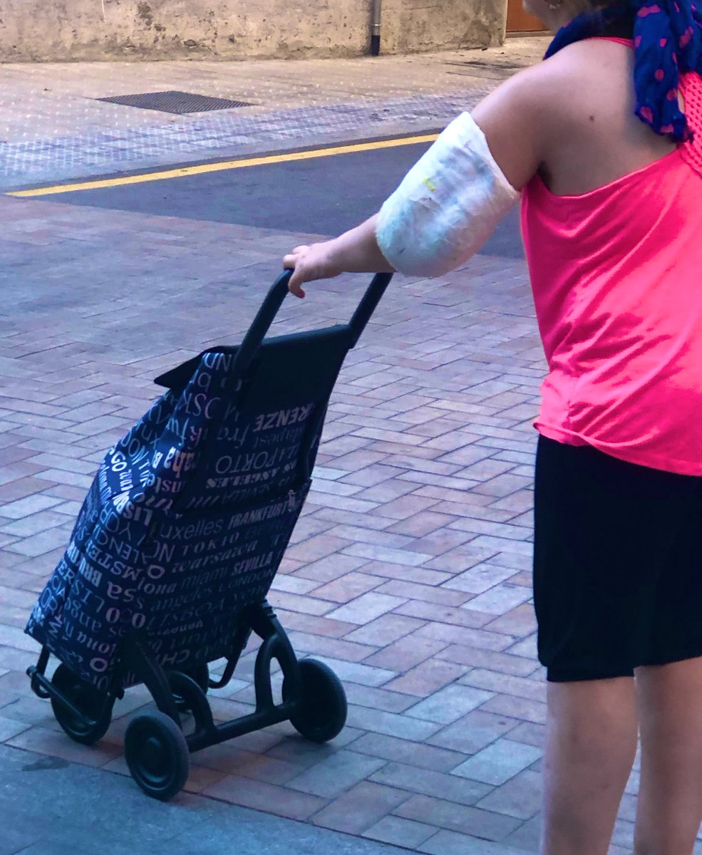 davidbarastegui's tweet photo. Últimas novedades en inmovilizaciones de codo...quiero pensar que es un DIY después de que la vieran en urgencias...o incluso una artimaña para hurtos antes que qué algun Trauma lo haya colocado!! #fakecast @roberto6jas @awaredoctor @drjuanroiz @miranda_trauma @DrSergiohorte https://t.co/lFTj0dDzje