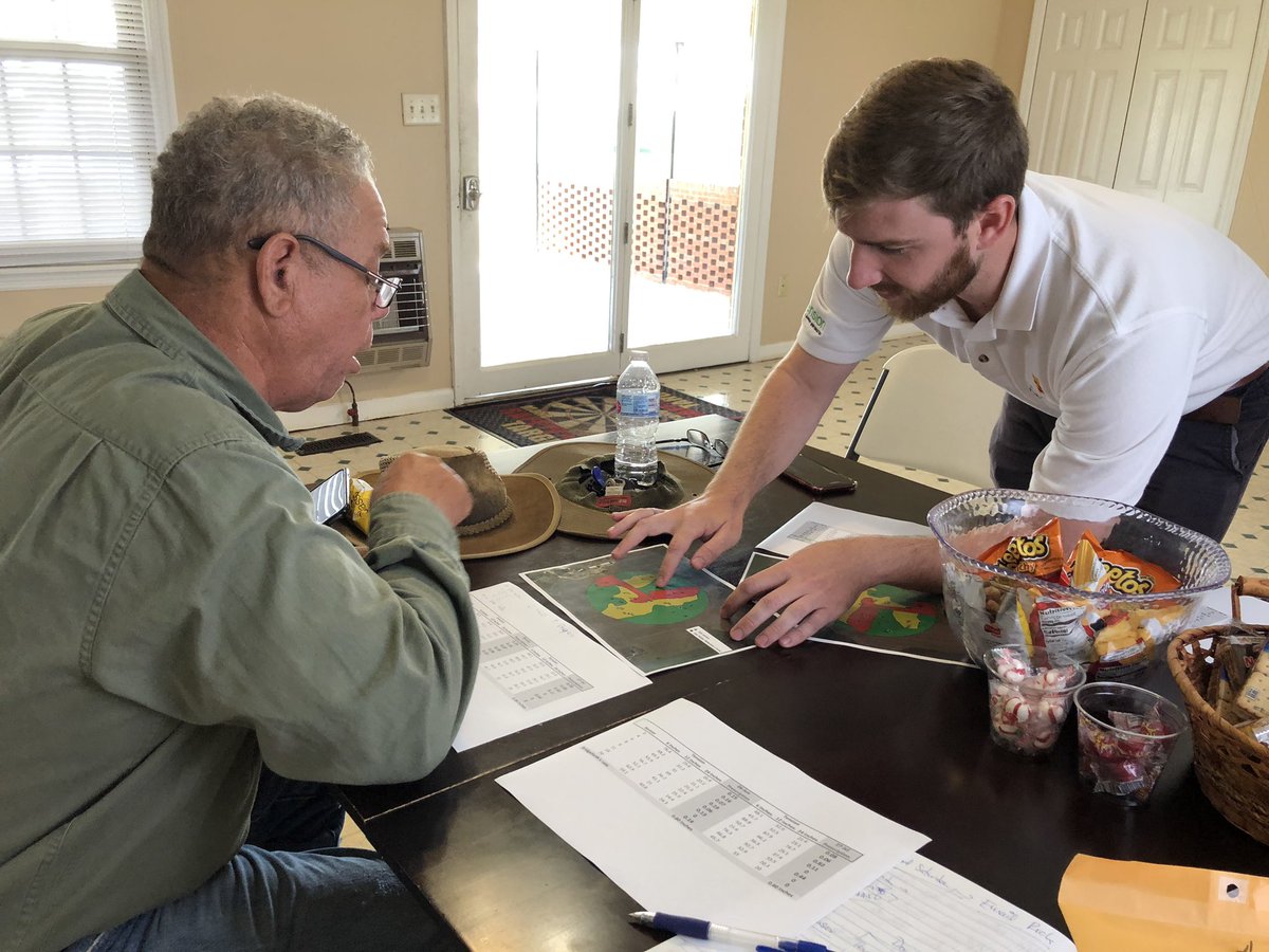 BrendaOrtiz_PA's tweet photo. When the #crop is at the peak of #water demand (first open boll for #cotton), we even meet on Sundays with our #Alabama cooperating #farmers to advise on #irrigation rate and check pivot and #VRI performance. #rightrate #rigthpplace #righttime @ACESedu @ConserveAlabama https://t.co/i8dKiK29BL