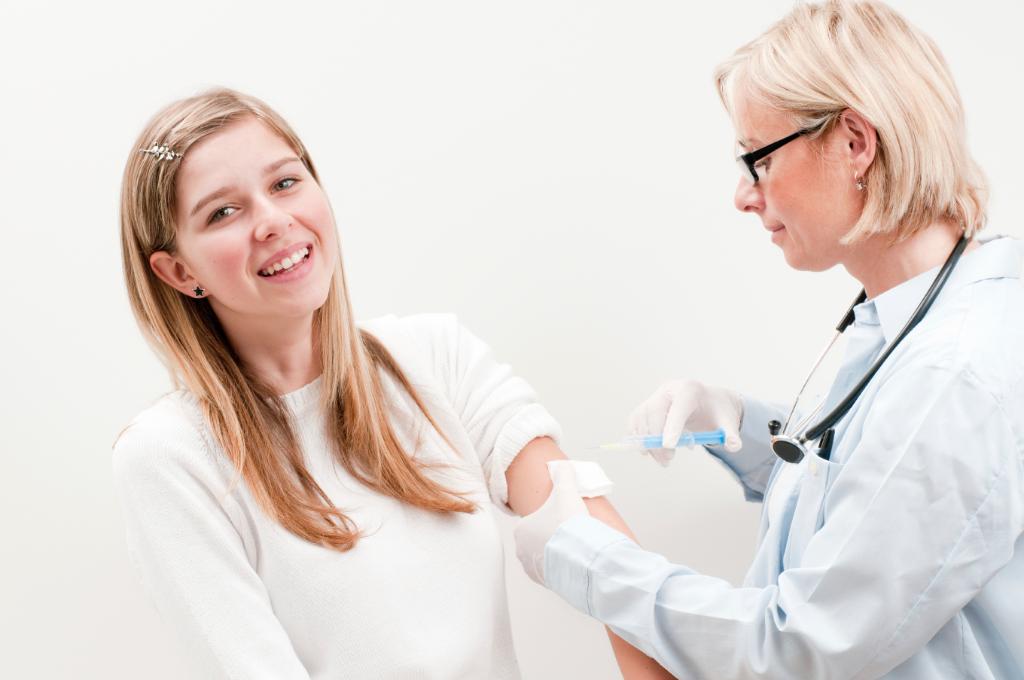 AZDHS's tweet photo. Doctors routinely give vaccines to college students to protect against vaccine-preventable diseases like measles, mumps, and chickenpox. Don’t forget about the flu vaccine!  Talk to your doctor about getting vaccinated.  
 https://t.co/H7FkXbCJ5b #NIAM19 #backtoschool https://t.co/YadtE322kH