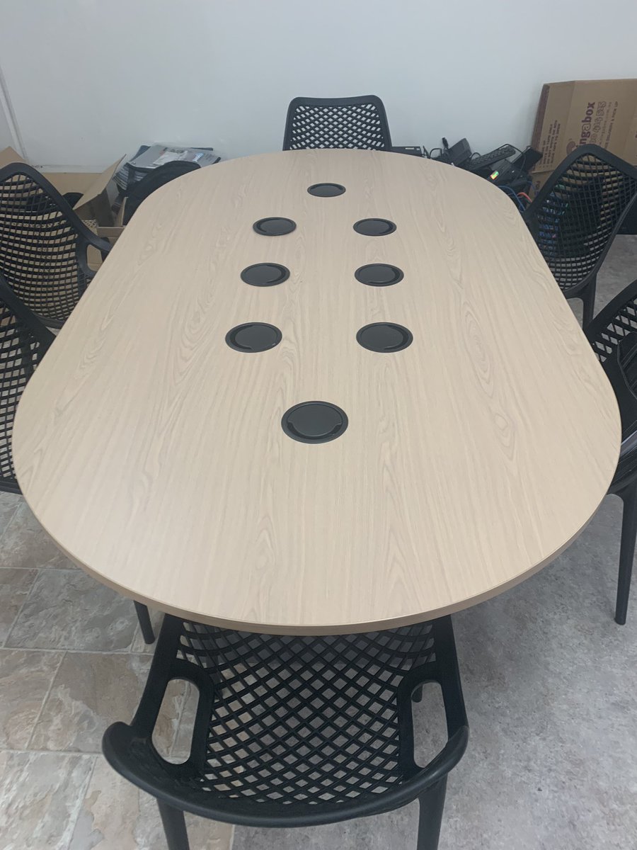 AuNextel's tweet photo. Now cast your mind back to 1995 and imagine yourself sitting at this small table with a laptop as big as your boot of your car and plugging into on of 8 vertical charger/network ports. So there’s 8 of you .... not so squeezy....and very noisy https://t.co/Sb0aif5OVf