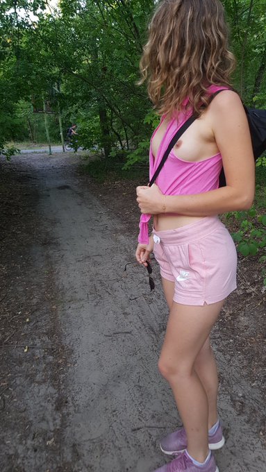 Sunday stroll in Forest .. 🌲 let you guess... 🍑😏 https://t.co/gBistyc6Dj