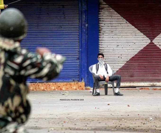 amirkhonz's tweet photo. Middle finger to all indians army unarmed brave guy salute to you #StopKillingAtLOC #KashmirBleedsUNSleeps #KashmirParFinalFight https://t.co/9MZ13GnC0O