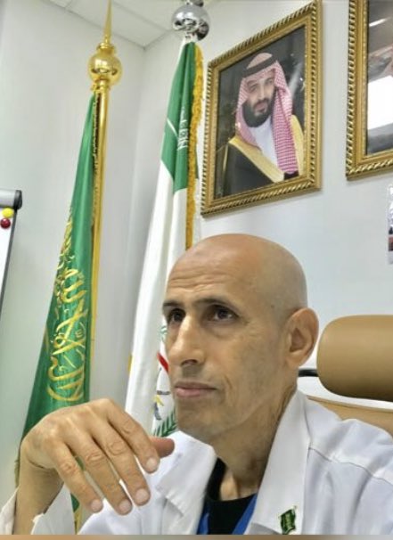 AIALMUTAIRI's tweet photo. يعمل ليل نهار من اجل مرضاه 
٤ ايام عمليات بالاسبوع بما فيها يوم السبت
عيادتان اسبوعياً ولايرد من طرق باب عيادته
يعاين مرضاه بنفسه يومياً وفي العطل والاجازات 
يقوم بتعليم الاطباء كعادته
حكمة وخبرة صقلتها السنين

اتعبت من بعدك يارجل 

اللواء طبيب #سعود_العماني https://t.co/8Ubnv7tUOD