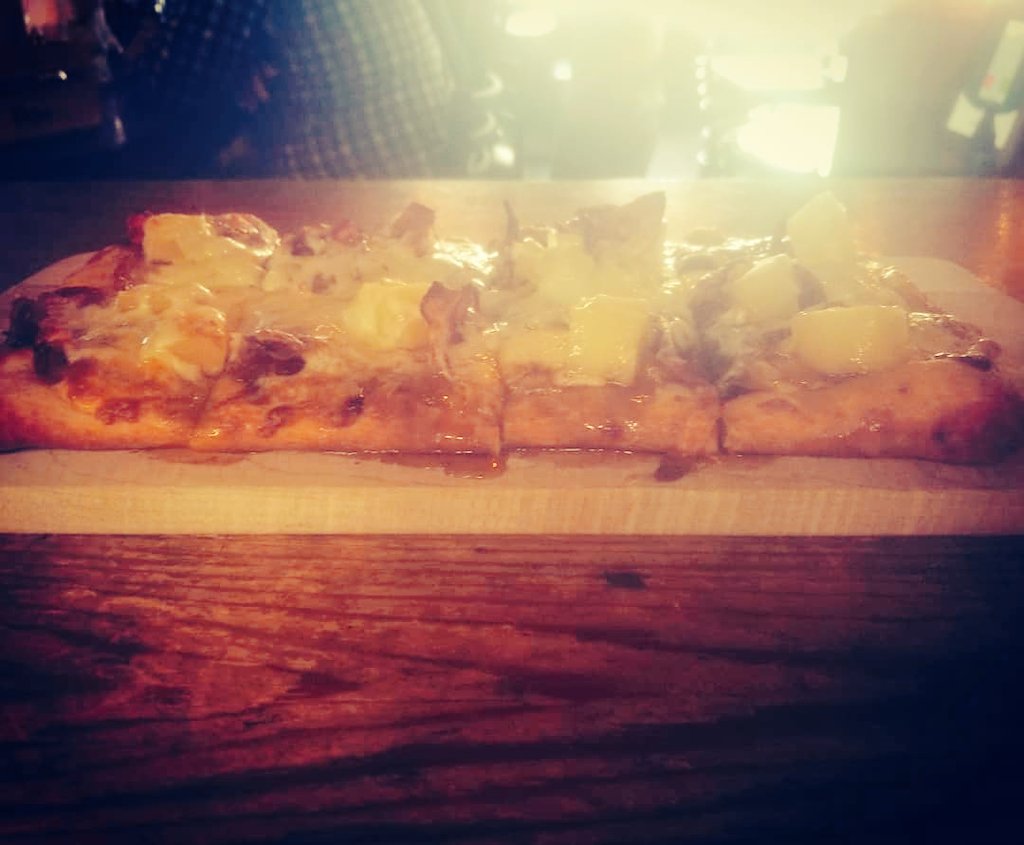 thebalafallspub's tweet photo. Did someone say bacon?
On special today we have a Tropical Flatbread and a Bacon Jalapeno Cheddar Burger!
.
.
.
#bacon #sundayfunday #summer #balafallspub #bala #muskoka #lakemuskoka #bfpnext2thekee #yourfriendsarealreadyhere #beautyday #pubgrub #chalkboardspecials https://t.co/syxuq5lLrx